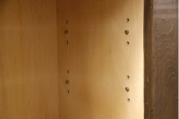 中古　永田良介商店　サイドに引き出しがあるデザインが珍しい!!クラシカルな佇まいのサイドボード(収納棚、戸棚、サイドキャビネット)(R-062937)