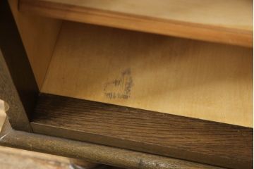 中古　永田良介商店　サイドに引き出しがあるデザインが珍しい!!クラシカルな佇まいのサイドボード(収納棚、戸棚、サイドキャビネット)(R-062937)