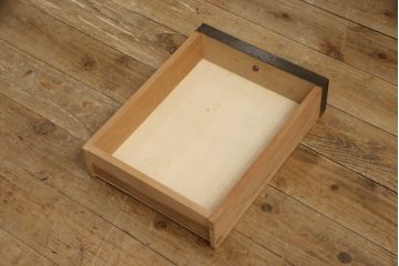 中古　永田良介商店　サイドに引き出しがあるデザインが珍しい!!クラシカルな佇まいのサイドボード(収納棚、戸棚、サイドキャビネット)(R-062937)