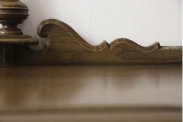 中古　永田良介商店　サイドに引き出しがあるデザインが珍しい!!クラシカルな佇まいのサイドボード(収納棚、戸棚、サイドキャビネット)(R-062937)