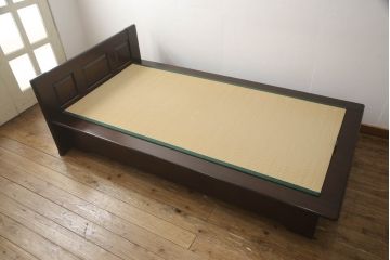中古　北海道民芸家具　希少な絶版品!　シックなフレームと畳のコンビが和モダンな雰囲気を高める畳ベッド(セミダブル、たたみ)(R-062940)