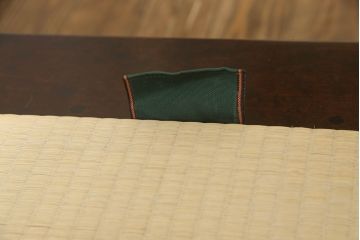 中古　北海道民芸家具　希少な絶版品!　シックなフレームと畳のコンビが和モダンな雰囲気を高める畳ベッド(セミダブル、たたみ)(R-062940)