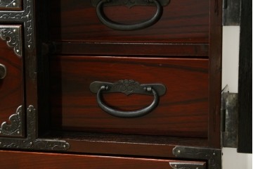 和製ビンテージ　木地呂塗り　漆塗り　凝った金具と美しい杢目が上質な和の雰囲気を醸し出す仙台小箪笥　(R-062943)