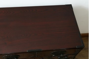 和製ビンテージ　木地呂塗り　漆塗り　凝った金具と美しい杢目が上質な和の雰囲気を醸し出す仙台小箪笥　(R-062943)