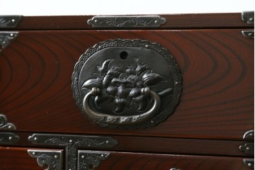 和製ビンテージ　木地呂塗り　漆塗り　凝った金具と美しい杢目が上質な和の雰囲気を醸し出す仙台小箪笥　(R-062943)