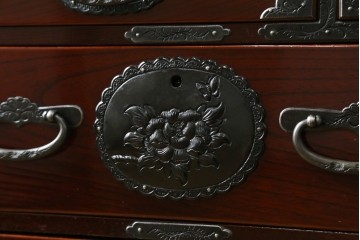 和製ビンテージ　木地呂塗り　漆塗り　凝った金具と美しい杢目が上質な和の雰囲気を醸し出す仙台小箪笥　(R-062943)