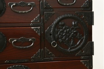 和製ビンテージ　木地呂塗り　漆塗り　凝った金具と美しい杢目が上質な和の雰囲気を醸し出す仙台小箪笥　(R-062943)
