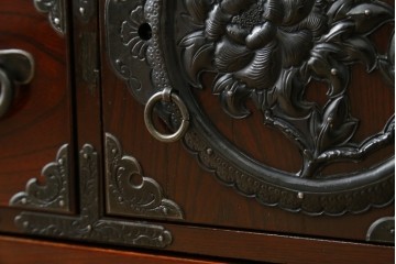 和製ビンテージ　木地呂塗り　漆塗り　凝った金具と美しい杢目が上質な和の雰囲気を醸し出す仙台小箪笥　(R-062943)