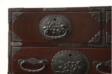 和製ビンテージ　木地呂塗り　漆塗り　凝った金具と美しい杢目が上質な和の雰囲気を醸し出す仙台小箪笥(仙台箪笥、整理タンス、収納たんす、引き出し、サイドチェスト、サイドボード、ヴィンテージ)(R-062943)