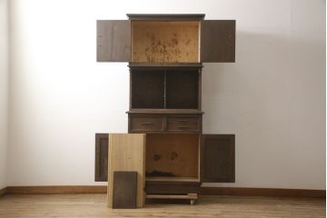 中古　永田良介商店　品のあるデザインが魅力的なチルダ彫刻入食器棚(カップボード、キャビネット、収納棚、戸棚)(定価約60万円)(R-062945)