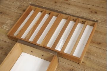 中古　永田良介商店　品のあるデザインが魅力的なチルダ彫刻入食器棚(カップボード、キャビネット、収納棚、戸棚)(定価約60万円)(R-062945)