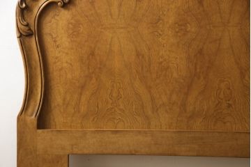 中古　美品　IDC大塚家具取り扱い　アメリカ高級家具　バウ・ファニチャー(Bau Furniture)　クイーンサイズ　優雅な雰囲気を醸し出すヘッドボード(ベッドフレーム)(定価約60万円)(R-062949)