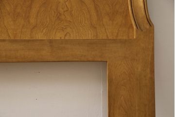 中古　美品　IDC大塚家具取り扱い　アメリカ高級家具　バウ・ファニチャー(Bau Furniture)　クイーンサイズ　優雅な雰囲気を醸し出すヘッドボード(ベッドフレーム)(定価約60万円)(R-062949)