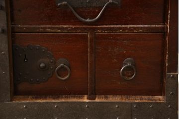 和製アンティーク　珍品　変わり型　総桐　細かな透かし金具の図柄が目を惹く佐渡小木箪笥(佐渡箪笥、八幡箪笥、衣装箪笥、引き出し、和タンス、収納箪笥、桐たんす)(R-062950