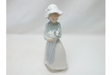  	スペイン　リヤドロ　LLADRO　NAO　Girl With Puppy(子犬を抱く少女)　フィギュリン(箱なし、陶器人形、置物、オブジェ、女の子、犬)(R-062951)
