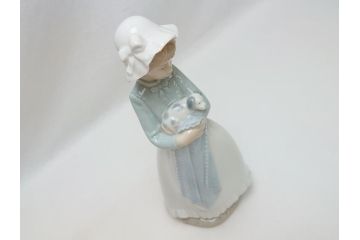  	スペイン　リヤドロ　LLADRO　NAO　Girl With Puppy(子犬を抱く少女)　フィギュリン(箱なし、陶器人形、置物、オブジェ、女の子、犬)(R-062951)