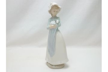  	スペイン　リヤドロ　LLADRO　NAO　Girl With Puppy(子犬を抱く少女)　フィギュリン(箱なし、陶器人形、置物、オブジェ、女の子、犬)(R-062951)