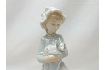  	スペイン　リヤドロ　LLADRO　NAO　Girl With Puppy(子犬を抱く少女)　フィギュリン(箱なし、陶器人形、置物、オブジェ、女の子、犬)(R-062951)