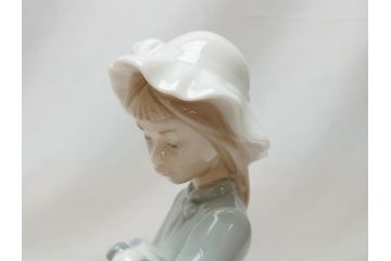  	スペイン　リヤドロ　LLADRO　NAO　Girl With Puppy(子犬を抱く少女)　フィギュリン(箱なし、陶器人形、置物、オブジェ、女の子、犬)(R-062951)
