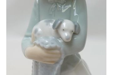  	スペイン　リヤドロ　LLADRO　NAO　Girl With Puppy(子犬を抱く少女)　フィギュリン(箱なし、陶器人形、置物、オブジェ、女の子、犬)(R-062951)