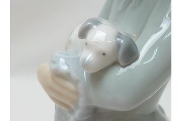  	スペイン　リヤドロ　LLADRO　NAO　Girl With Puppy(子犬を抱く少女)　フィギュリン(箱なし、陶器人形、置物、オブジェ、女の子、犬)(R-062951)