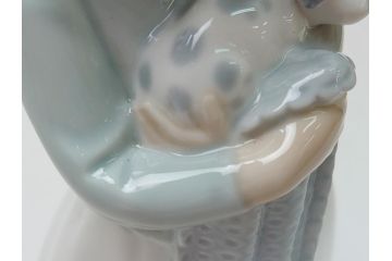  	スペイン　リヤドロ　LLADRO　NAO　Girl With Puppy(子犬を抱く少女)　フィギュリン(箱なし、陶器人形、置物、オブジェ、女の子、犬)(R-062951)