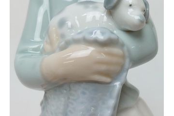  	スペイン　リヤドロ　LLADRO　NAO　Girl With Puppy(子犬を抱く少女)　フィギュリン(箱なし、陶器人形、置物、オブジェ、女の子、犬)(R-062951)