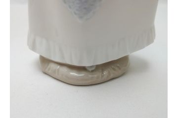  	スペイン　リヤドロ　LLADRO　NAO　Girl With Puppy(子犬を抱く少女)　フィギュリン(箱なし、陶器人形、置物、オブジェ、女の子、犬)(R-062951)