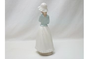  	スペイン　リヤドロ　LLADRO　NAO　Girl With Puppy(子犬を抱く少女)　フィギュリン(箱なし、陶器人形、置物、オブジェ、女の子、犬)(R-062951)