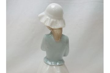  	スペイン　リヤドロ　LLADRO　NAO　Girl With Puppy(子犬を抱く少女)　フィギュリン(箱なし、陶器人形、置物、オブジェ、女の子、犬)(R-062951)