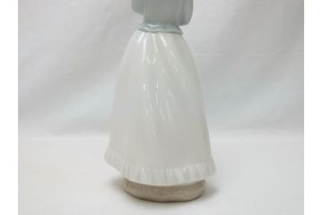  	スペイン　リヤドロ　LLADRO　NAO　Girl With Puppy(子犬を抱く少女)　フィギュリン(箱なし、陶器人形、置物、オブジェ、女の子、犬)(R-062951)