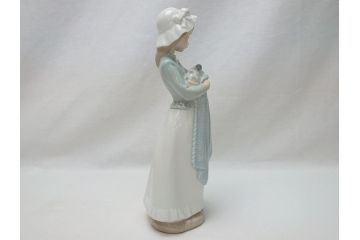  	スペイン　リヤドロ　LLADRO　NAO　Girl With Puppy(子犬を抱く少女)　フィギュリン(箱なし、陶器人形、置物、オブジェ、女の子、犬)(R-062951)