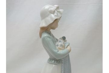  	スペイン　リヤドロ　LLADRO　NAO　Girl With Puppy(子犬を抱く少女)　フィギュリン(箱なし、陶器人形、置物、オブジェ、女の子、犬)(R-062951)