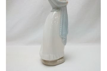  	スペイン　リヤドロ　LLADRO　NAO　Girl With Puppy(子犬を抱く少女)　フィギュリン(箱なし、陶器人形、置物、オブジェ、女の子、犬)(R-062951)