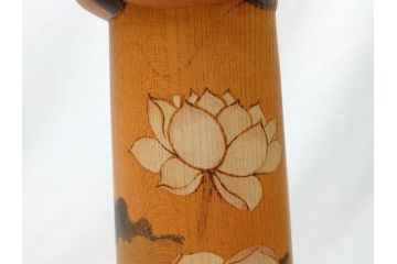 内閣総理大臣賞受賞作家　現代の名工　関口三作　創作こけし　白蓮　49cm(共箱なし、置物、人形、木彫)(R-062953)
