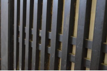 アンティーク建具　深みのある色合いが魅力的な格子帯戸2枚セット(格子戸、引き戸)(R-062970)