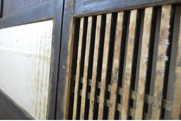 アンティーク建具　深みのある色合いが魅力的な格子帯戸2枚セット(格子戸、引き戸)(R-062970)