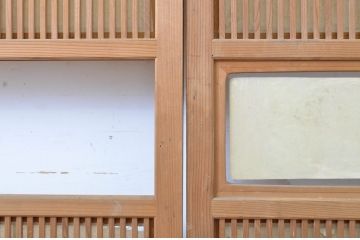 アンティーク建具　情緒ある和の雰囲気作りにおすすめの裏障子戸付き格子戸2枚セット(ガラス帯戸、障子戸、引き戸)(R-062972)