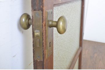 アンティーク建具　シンプルなデザインで取り入れやすいダイヤガラス扉1枚(ドア、ガラス扉)(R-062975)