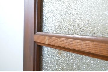 アンティーク建具　シンプルなデザインで取り入れやすいダイヤガラス扉1枚(ドア、ガラス扉)(R-062975)