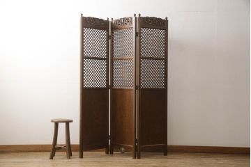 中古　カントリーハウス　秋山木工(職人堅木)　クラシカルな雰囲気の飾り彫りが美しいパーテーション(衝立て、間仕切り、折り畳み)(R-062988)