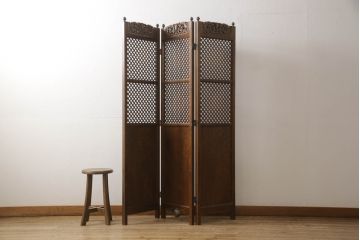 中古　カントリーハウス　秋山木工(職人堅木)　クラシカルな雰囲気の飾り彫りが美しいパーテーション(衝立て、間仕切り、折り畳み)(R-062988)