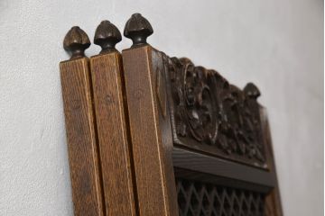 中古　カントリーハウス　秋山木工(職人堅木)　クラシカルな雰囲気の飾り彫りが美しいパーテーション(衝立て、間仕切り、折り畳み)(R-062988)