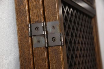 中古　カントリーハウス　秋山木工(職人堅木)　クラシカルな雰囲気の飾り彫りが美しいパーテーション(衝立て、間仕切り、折り畳み)(R-062988)