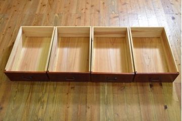 和製アンティーク　漆のきれいな前面欅(ケヤキ)材　上質な和の空間づくりにおすすめな杉材の二段重ね水屋箪笥(米沢箪笥、夜具箪笥、布団箪笥、収納箪笥、食器棚、戸棚、収納棚、キャビネット)(R-063003)