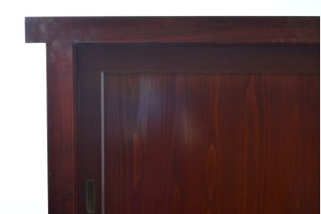 和製アンティーク　漆のきれいな前面欅(ケヤキ)材　上質な和の空間づくりにおすすめな杉材の二段重ね水屋箪笥(米沢箪笥、夜具箪笥、布団箪笥、収納箪笥、食器棚、戸棚、収納棚、キャビネット)(R-063003)