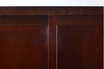 和製アンティーク　漆のきれいな前面欅(ケヤキ)材　上質な和の空間づくりにおすすめな杉材の二段重ね水屋箪笥(米沢箪笥、夜具箪笥、布団箪笥、収納箪笥、食器棚、戸棚、収納棚、キャビネット)(R-063003)