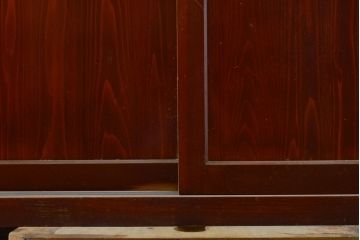 和製アンティーク　漆のきれいな前面欅(ケヤキ)材　上質な和の空間づくりにおすすめな杉材の二段重ね水屋箪笥(米沢箪笥、夜具箪笥、布団箪笥、収納箪笥、食器棚、戸棚、収納棚、キャビネット)(R-063003)