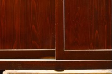和製アンティーク　漆のきれいな前面欅(ケヤキ)材　上質な和の空間づくりにおすすめな杉材の水屋箪笥サイドボード(米沢箪笥、夜具箪笥、布団箪笥、収納箪笥、食器棚、戸棚、収納棚、キャビネット)(R-063005)