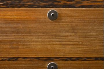 和製アンティーク　高級品　上手物　総桐　黒柿孔雀(くじゃく)杢縁　美しい杢目が目を惹く三段重ねの時代箪笥(和箪笥、衣装タンス、桐たんす、着物箪笥、引き出し)(R-063017)